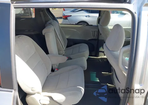 2016 Toyota Sienna Le 8 Passenger z USA, uszkodzony, nr VIN 5TDKK3DC3GS735927